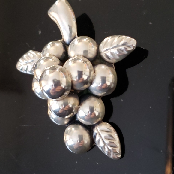 Vintage Mexico Silver Grape Bunch Broach - Picture 4 of 6